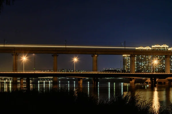 Yitong Nehri'nin gece manzarası, Changchun, Çin