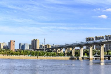 Yitong Nehri Viaduct ve Changchun, Çin 'deki yüksek hızlı demiryolu manzarası. 