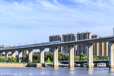 Yitong Nehri Viaduct ve Changchun, Çin 'deki yüksek hızlı demiryolu manzarası. 