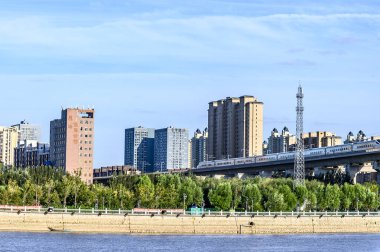 Yitong Nehri Viaduct ve Changchun, Çin 'deki yüksek hızlı demiryolu manzarası. 
