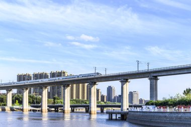 Yitong Nehri Viaduct ve Changchun, Çin 'deki yüksek hızlı demiryolu manzarası. 