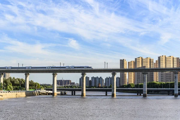 Yitong Nehri Viaduct ve Changchun, Çin 'deki yüksek hızlı demiryolu manzarası. 
