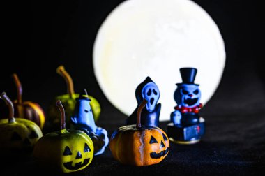 Cadılar Bayramı, balkabağı ışıkları ve şeytanla dolu