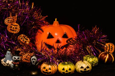 Cadılar Bayramı, balkabağı ışıkları ve şeytanla dolu