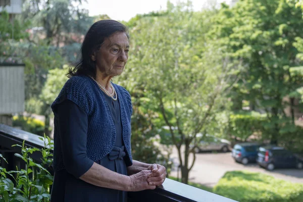 Senior Vrouw Stond Het Balkon Van Huis — Stockfoto