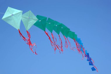 Düşük açılı görünümü karşı açık gökyüzü uçan uçurtma