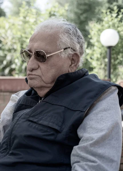 Starszy Człowiek Okulary Siedzi Zewnątrz Bliska — Zdjęcie stockowe