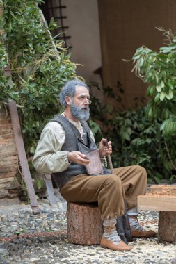 Torino, İtalya - 18 Mart 2018: Katılımcı tarihi şehir Torino İtalya Liguria bölgesindeki Ortaçağ kostüm partisi. Bölüm hayat anları uyandırmak ayarları'nda günlük yaşamın dışarı hareket aktörler tam on yedinci yüzyılda yaşamış. 