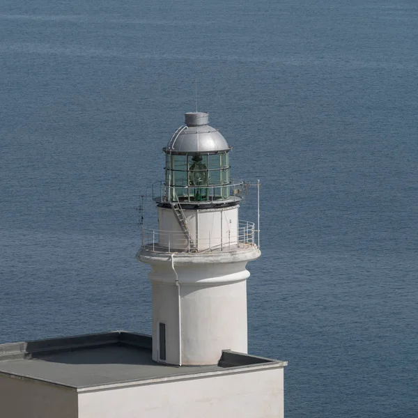 海の近くの灯台のイタリア サンレモ ビュー — ストック写真