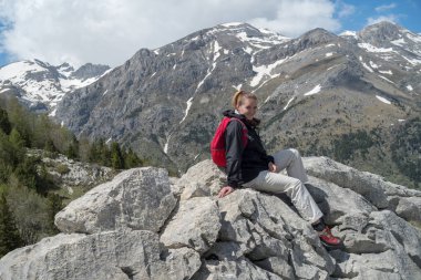 Kadın uzun yürüyüşe çıkan kimse bir mola alır ve dağ manzaraları, Alpler, Liguria, İtalya sahiptir