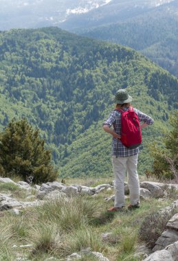 Kadın uzun yürüyüşe çıkan kimse anlamına gelir ve vadi manzaralı sahiptir 