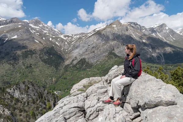 Vrouwelijke Wandelaar Neemt Een Pauze Geniet Van Uitzicht Bergen Alpen — Stockfoto