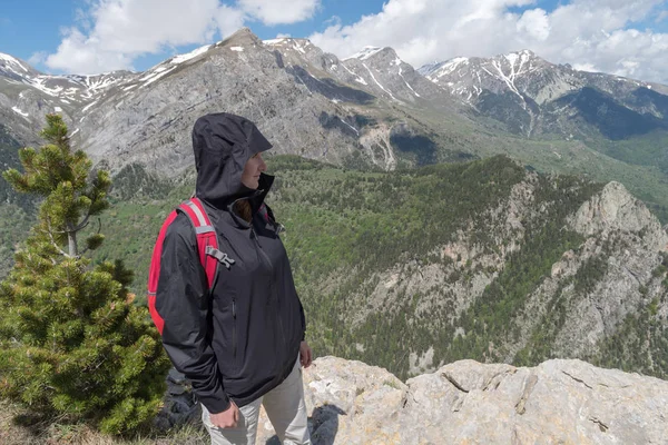 Donna Piedi Sul Pendio Della Montagna Guardando Vista Italia Alpi — Foto Stock