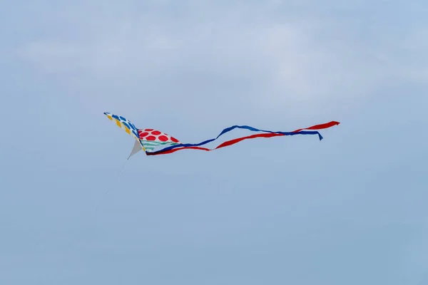 明確な空を背景に凧揚げの低角度のビュー — ストック写真