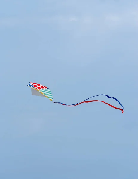 Низкий Угол Обзора Воздушного Змея Летящего Над Чистым Небом — стоковое фото