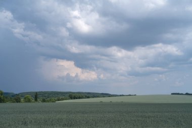 Fırtına bulutları bulutlu kırsal, Podilski Tovtry Ulusal Parkı, Podolya bölge Ukrayna