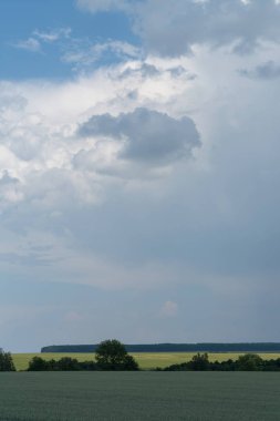 Fırtına bulutları bulutlu kırsal, Podilski Tovtry Ulusal Parkı, Podolya bölge Ukrayna