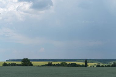 Fırtına bulutları bulutlu kırsal, Podilski Tovtry Ulusal Parkı, Podolya bölge Ukrayna