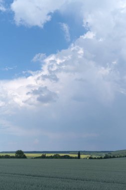 Fırtına bulutları bulutlu kırsal, Podilski Tovtry Ulusal Parkı, Podolya bölge Ukrayna