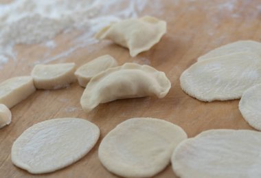 Geleneksel Ukrayna köfte Vareniki el yapımı