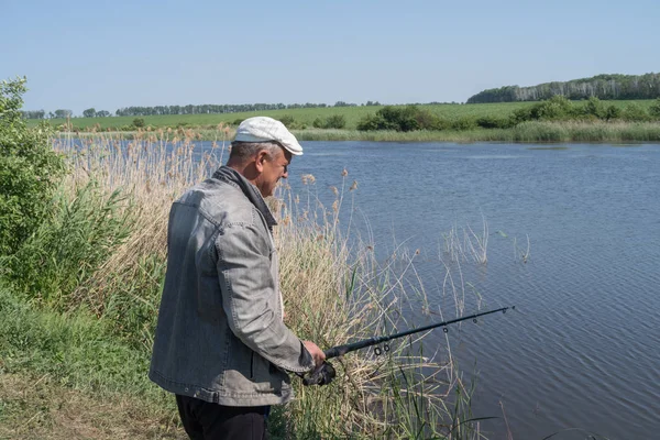 Man Fiske Stående Dammen Bank — Stockfoto