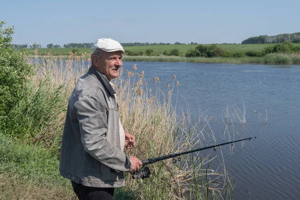 Man Fiske Stående Dammen Bank — Stockfoto