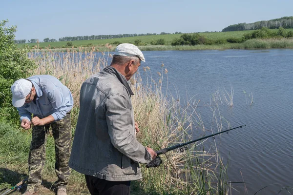 Männer Genießen Das Angeln Teich — Stockfoto