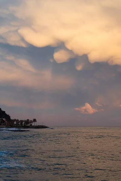 Dramatic Colorful Clouds Sunset Hovering Sea — Stock Photo, Image