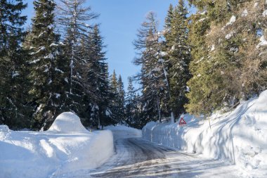 Kış yolu karla kaplı.