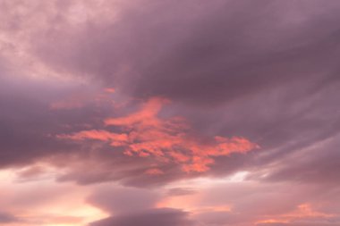Gün batımında bulutlu gökyüzü manzarası