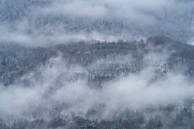 Ligurya Dağları bölümü İtalyan Alplerinin ortasından kışın