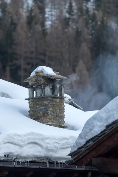 Fumo Camino Casa Giorno Invernale — Foto Stock