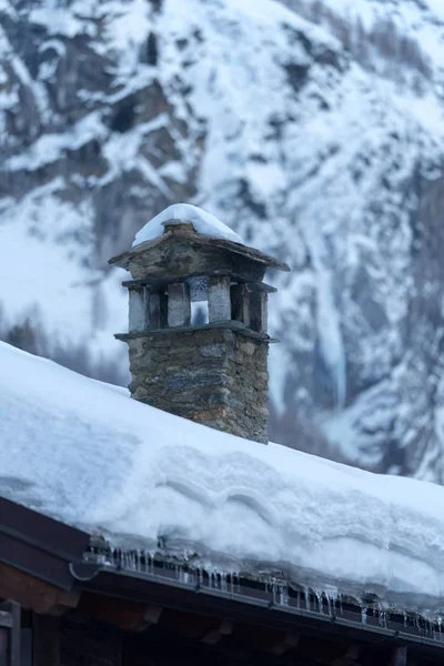 雪で覆われた屋根のコテージ煙突 — ストック写真