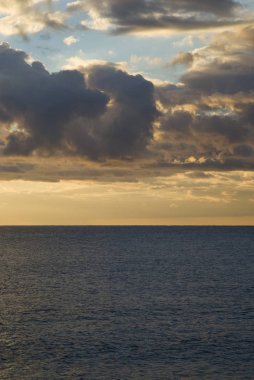 Deniz üzerine hovering karanlık kümülüs bulutları