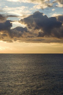 Deniz üzerine hovering karanlık kümülüs bulutları