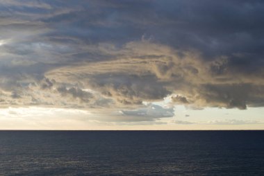Deniz üzerine hovering karanlık kümülüs bulutları