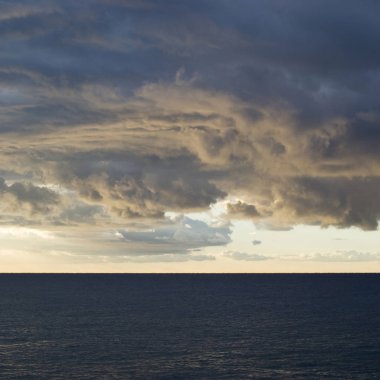 Deniz üzerine hovering karanlık kümülüs bulutları