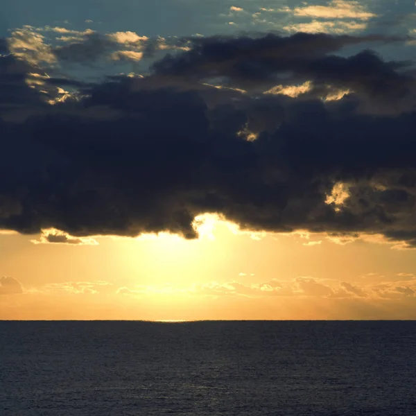 Dunkle Kumuluswolken Schweben Über Dem Meer — Stockfoto