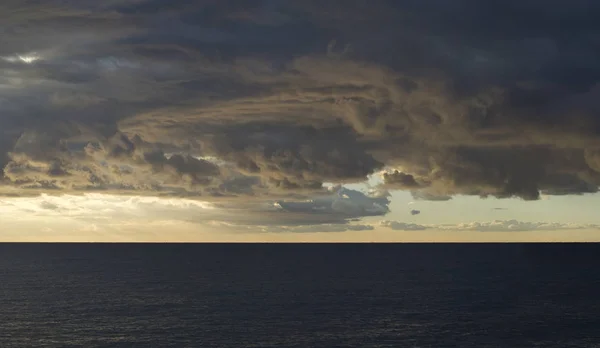 Nuvens Escuras Cumulus Pairando Sobre Mar — Fotografia de Stock