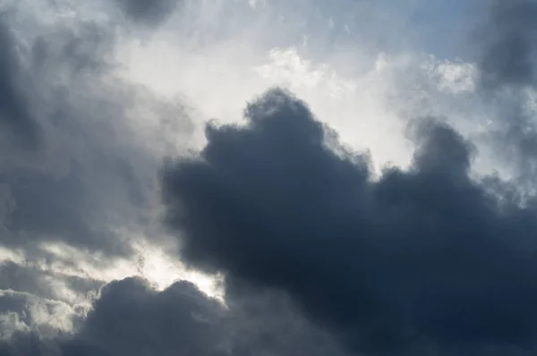 Bedeckter Himmel Mit Dunklen Gewitterwolken — Stockfoto