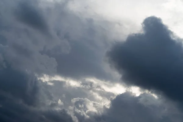 Bedeckter Himmel Mit Dunklen Gewitterwolken — Stockfoto