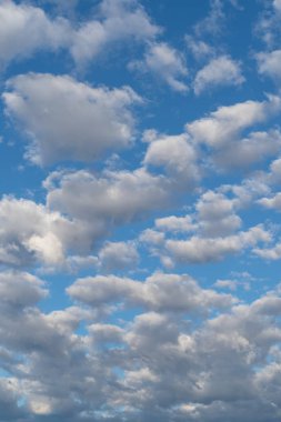 Bulutlu gökyüzünün manzarası