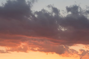 Gün batımında bulutlu gökyüzü manzarası