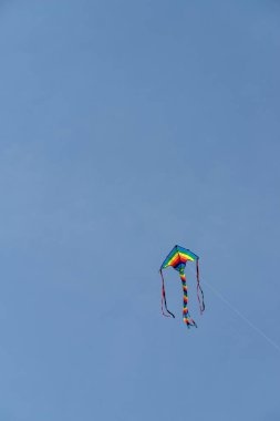 Düşük açılı görünümü karşı açık gökyüzü uçan uçurtma