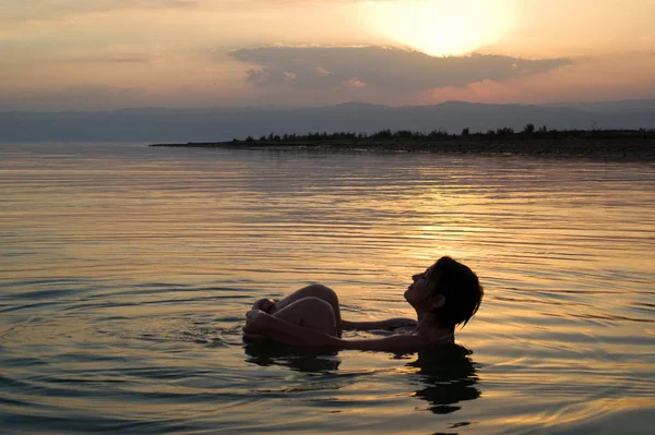 Woman Floating Dead Sea Sunset Jordan — Stock Photo, Image