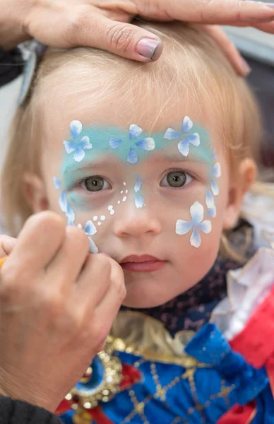 Face Schilderij Meisje — Stockfoto