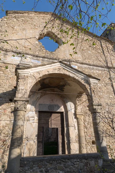 Deprem, kilise kalıntıları Baiardo, il Imperia, İtalya