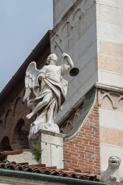 Engel Holding Een Trompet Gevel Van Kathedraal Van Cremona Lombardije — Stockfoto