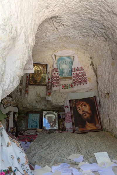 Bir de Bakota'nın eski Mağara Manastırı, Ukrayna