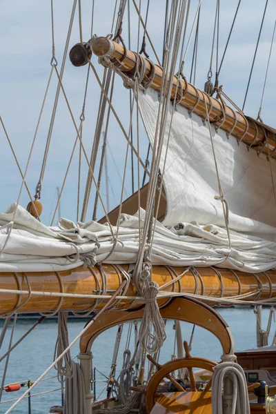 Italië Details Van Een Zeilboot Oude Stijl Afgemeerd Haven — Stockfoto